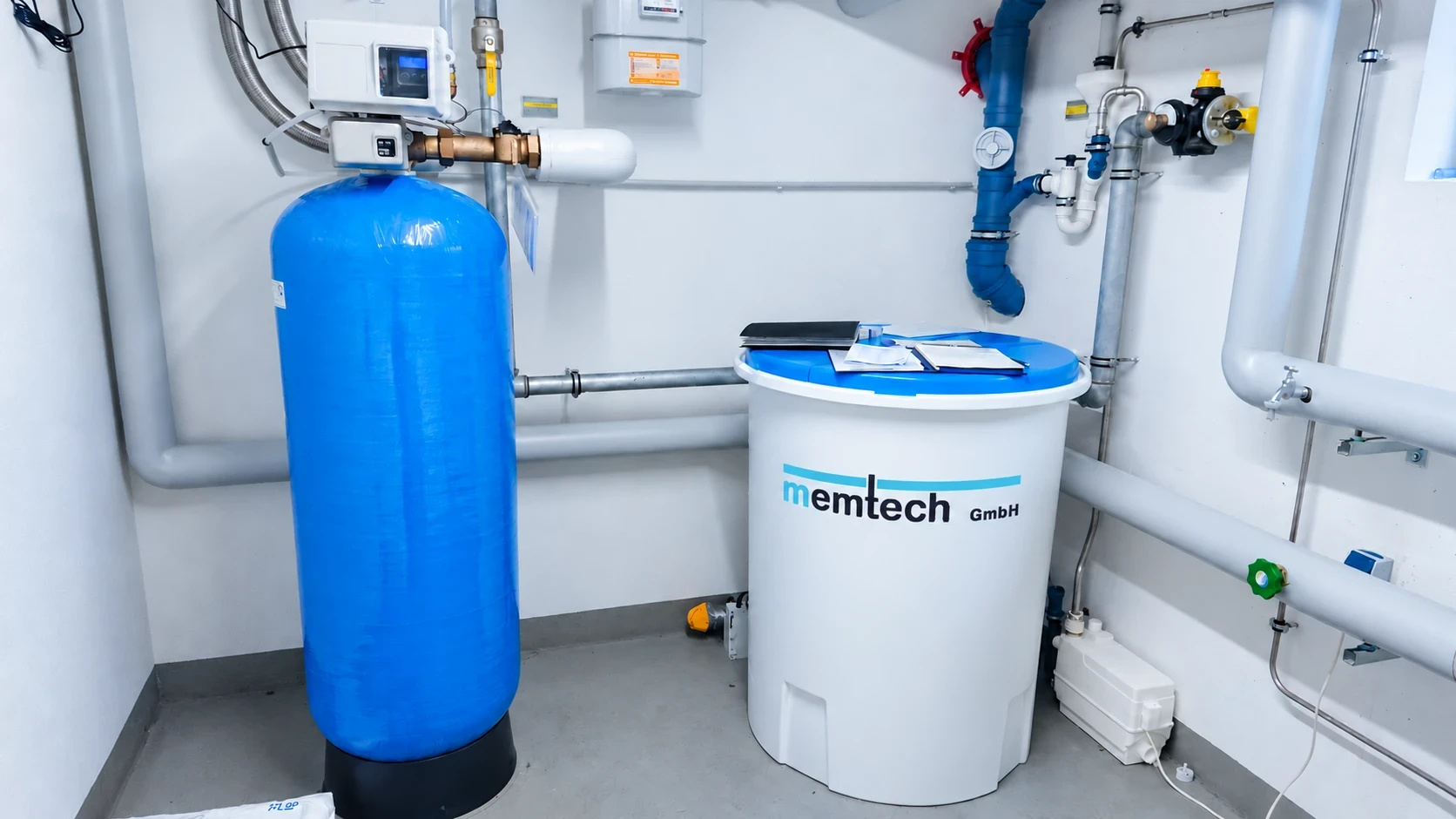 Enthärtungsanlage im Hausanschlussraum eines Wohnhauses